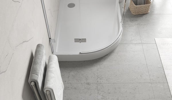 Receveur de douche asymétrique en quart de cercle pour salle de bain