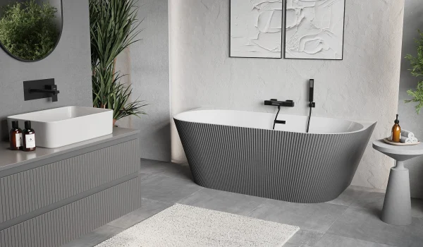 Gris minimaliste avec baignoire autoportante cannelée