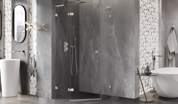 Salle de bain grise inspirée par un hôtel spa avec cabine pentagonale