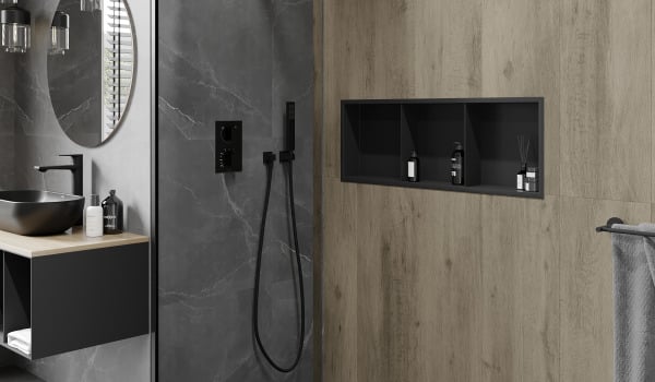 Salle de bain industrielle avec étagère intégrée sous la douche