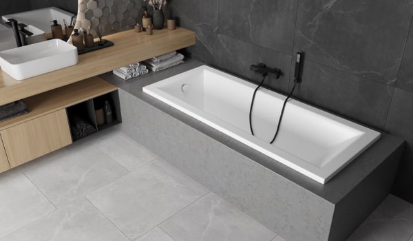Salle de bain au style industriel avec une baignoire rectangulaire