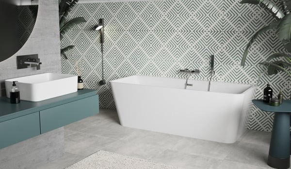 Salle de bain en béton avec des éléments de style boho