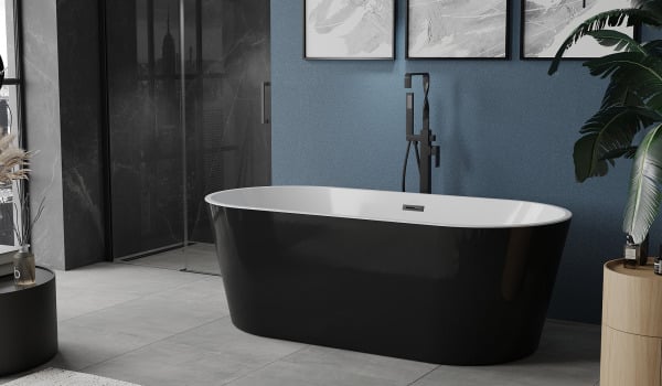 Salle de bain avec mur bleu marine et accessoires noirs