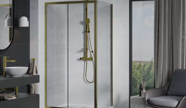 Armatures dorées dans une salle de bain en béton