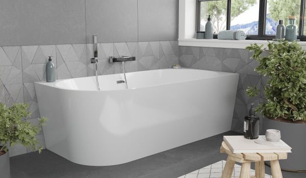 Baignoire autoportante d'angle dans une salle de bain grise inspirée par la nature