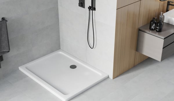 Receveur de douche blanc avec accessoires noirs
