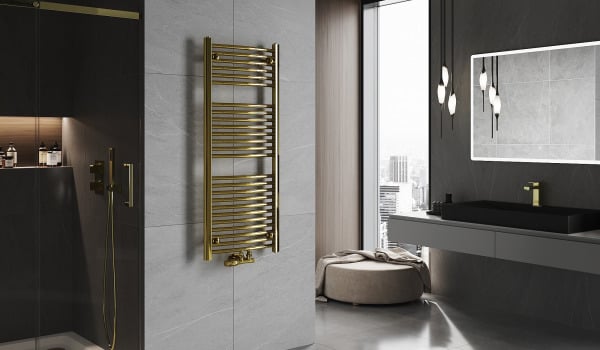 Couleur, style et fonctionnalité - le radiateur doré dans la salle de bain