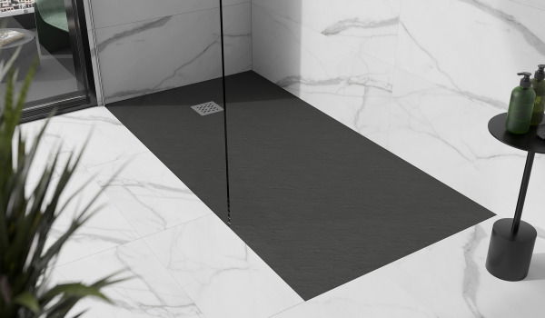 Salle de bain en marbre avec receveur de douche
