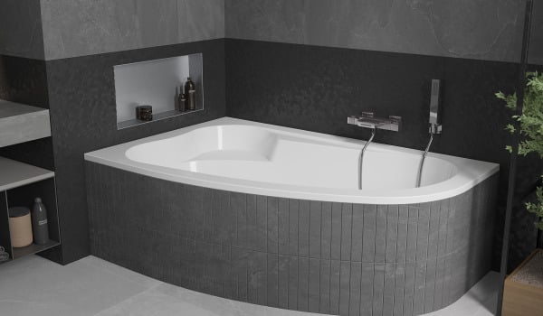 Salle de bain grise avec baignoire d'angle