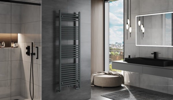 Radiateur sèche-serviettes électrique dans la salle de bain