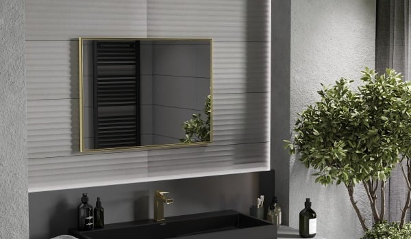 Détails dorés dans une salle de bain sombre