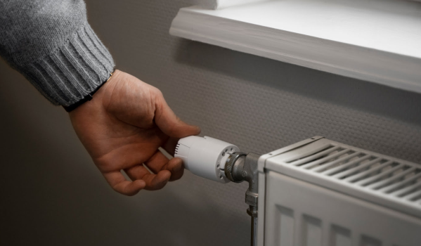 Receveur de douche en pierre dans une salle de bains en béton