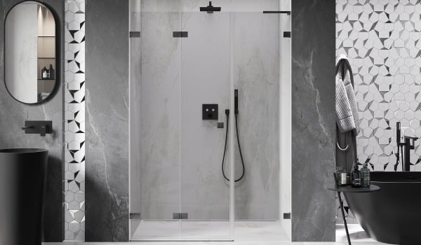 Salle de bains avec carreaux géométriques sur le mur